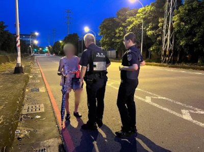 老婦負氣迷途街頭  小港暖警陪伴助團圓