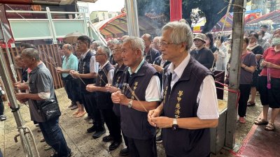 學甲慈濟宮虔誠信徒冒風雨舉辦中元普度大拜拜席開722桌