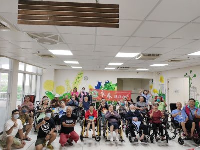連日豪雨歌聲暖心 麵包車樂團唱進永春陪伴長輩午後