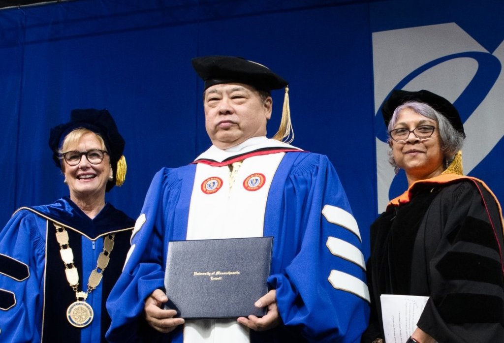 健祥總會長獲頒UMASS LOWELL榮譽博士學位的光榮時刻！