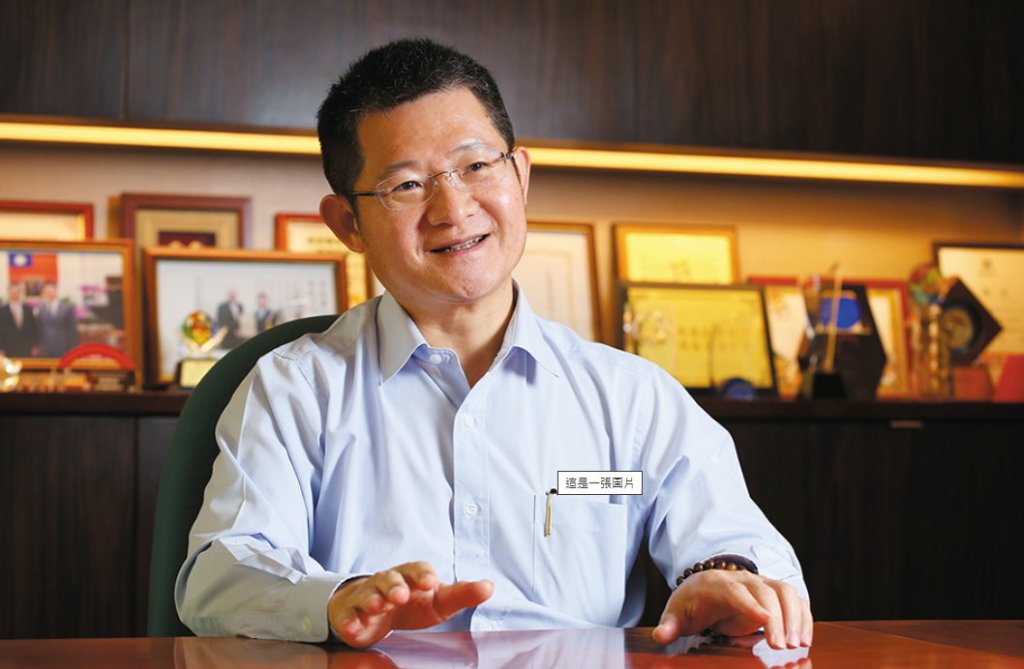 陳梧桐學長榮獲母校金鷹獎