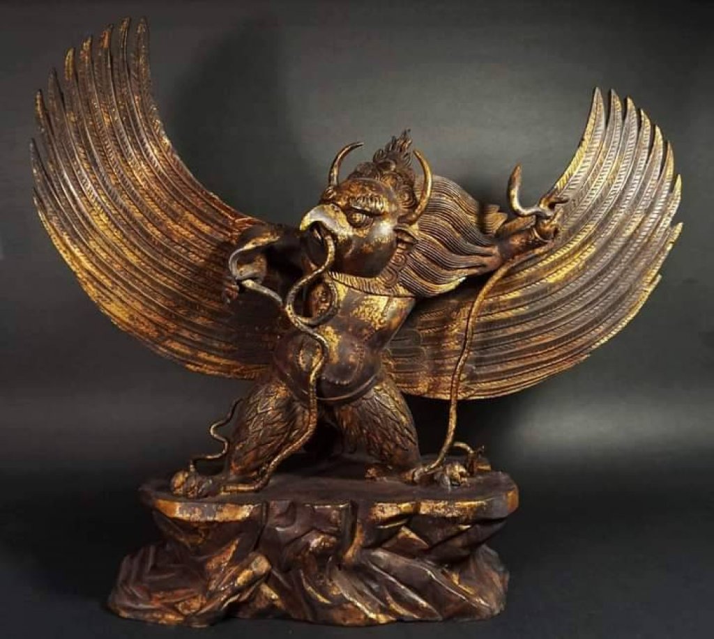 大鵬金翅鳥」，即金翅鳥、妙翅鳥。為印度古代神話中，一種類似鷲鳥